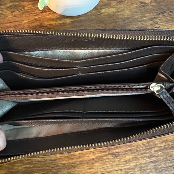 Michael Kors Signature Large Zip-Around Wallet / Clutch in classic brown - Picture 7 of 9